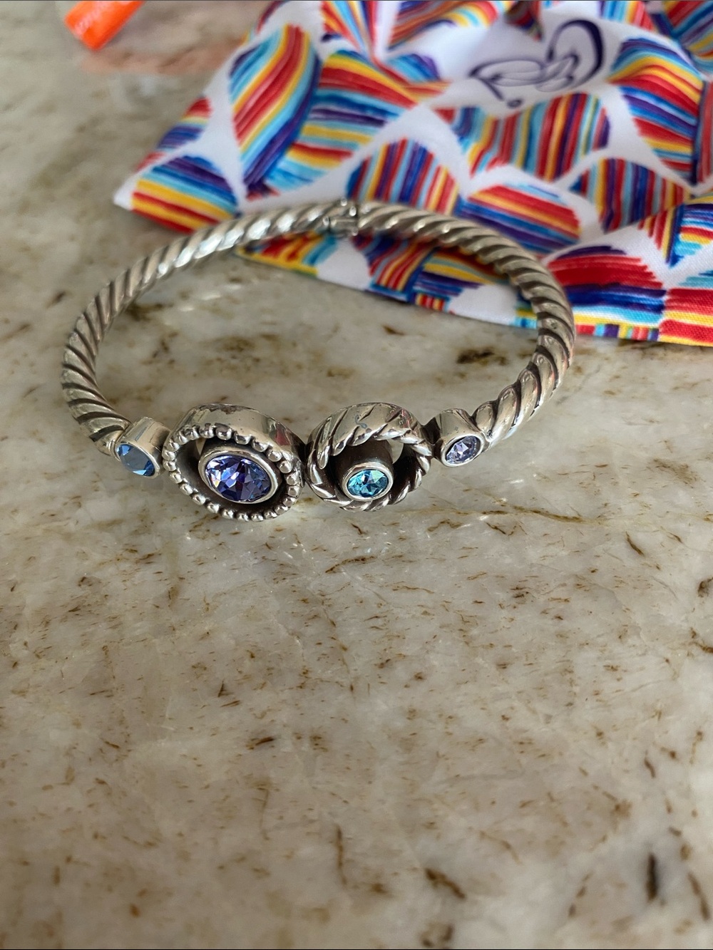 Hinged bangle bracelet